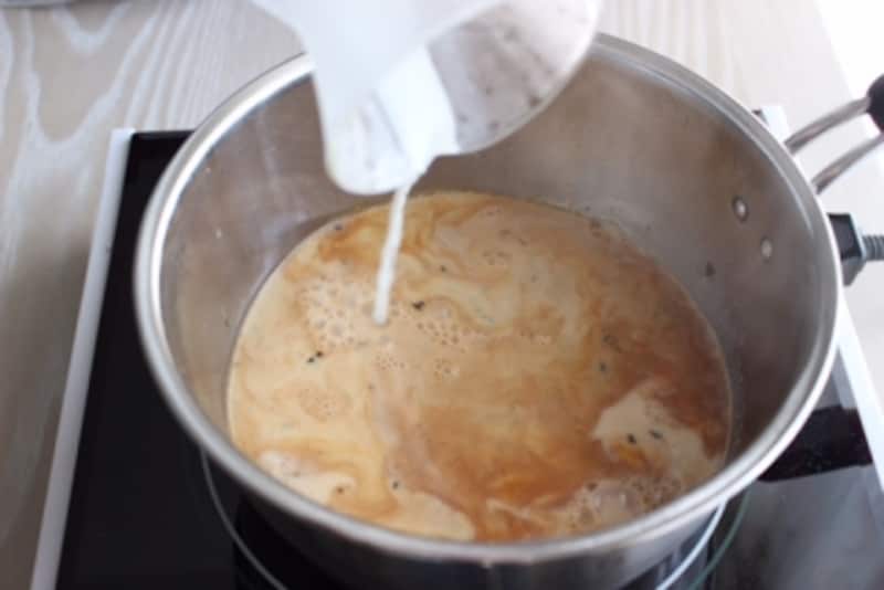 ここでは牛乳を加えたら沸騰する前には火を止めます