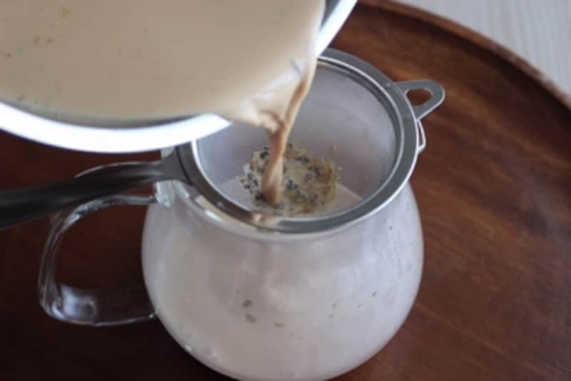 チャイを残さずピッチャーに移します。必要なら、スプーンなどを使って、片手鍋に残った茶葉を茶こしへかき出してもよいです