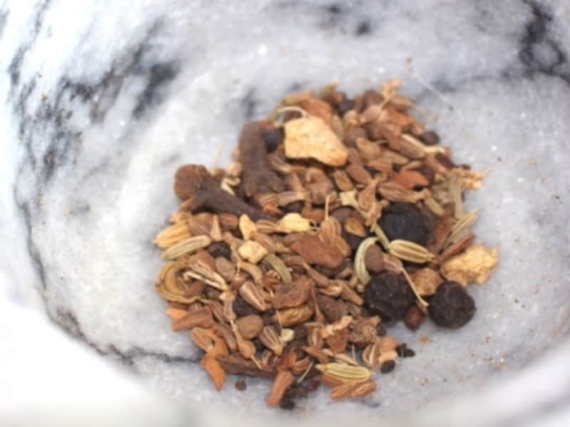 チャイ用スパイスを砕く前