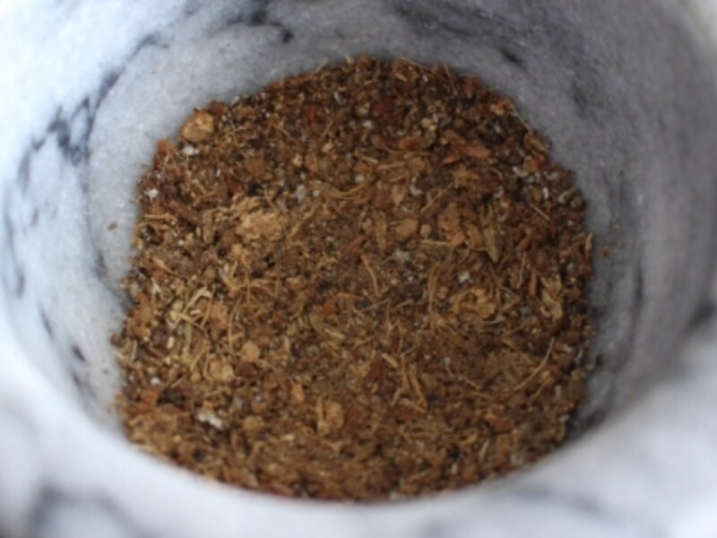 しっかりと砕いて、ほとんど粉状になったスパイス