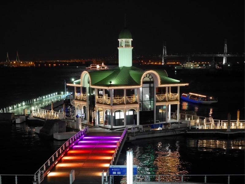 ぷかり桟橋周辺は、ターミナルがシャンパンゴールドに輝き、ウッドデッキが七色に変化(2017年11月5日撮影)