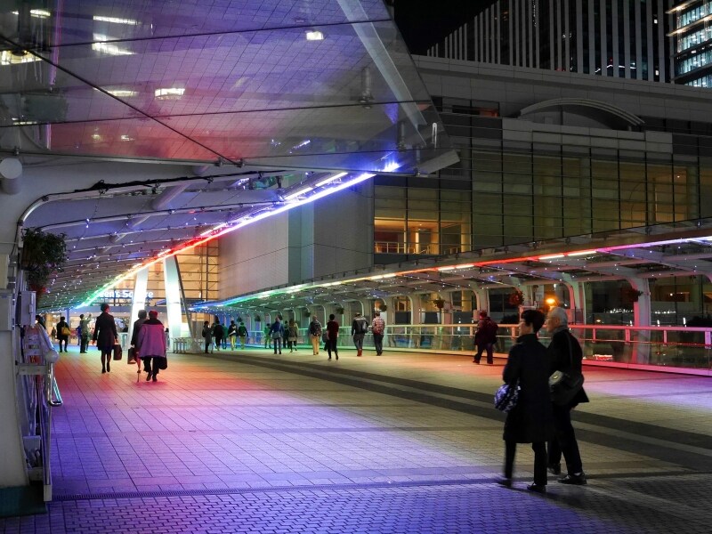 クイーンズスクエア横浜とパシフィコ横浜をつなぐ「クイーンモール橋」もレイボーカラーに変化します(2017年11月5日撮影)