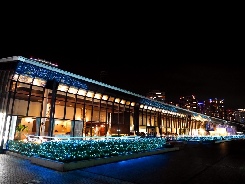 2階海側デッキはブルーのイルミネーションが点灯。2つのレストラン<リストランテ アッティモ、DANZERO(ダンゼロ)>で食事しながら眺めることができます(2017年11月5日撮影)