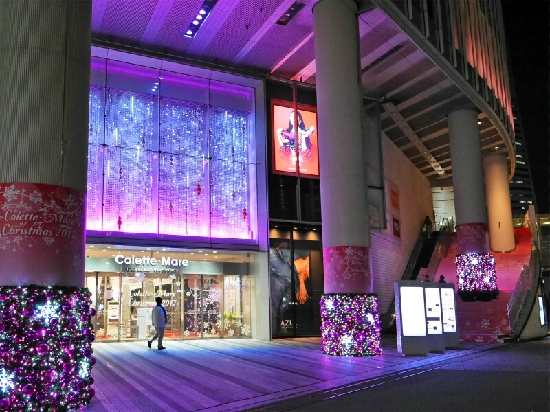 コレットマーレのメインエントランスがピンクカラーに彩られ、ロマンティックな空間に(2017年11月7日撮影)