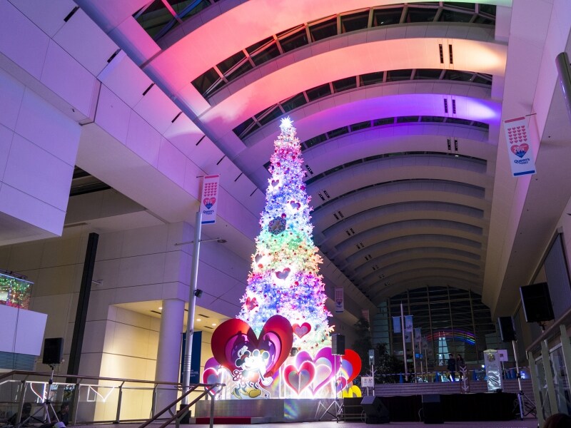 高さ約12mのツリーの2017年のテーマは「ミッキーマウス&フレンズ」。反対側はドナルド&デイジーのフォトスポットになっています (C)Disney(2017年11月7日撮影)