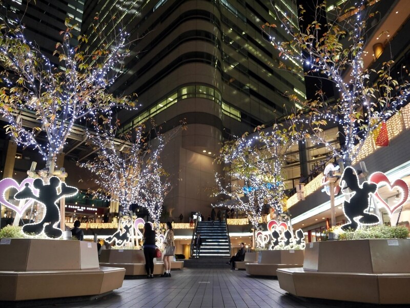 クイーンズパークでは「ミッキーマウス&フレンズ」のイルミネーションがあちこちに点在 (C)Disney(2017年11月7日撮影)