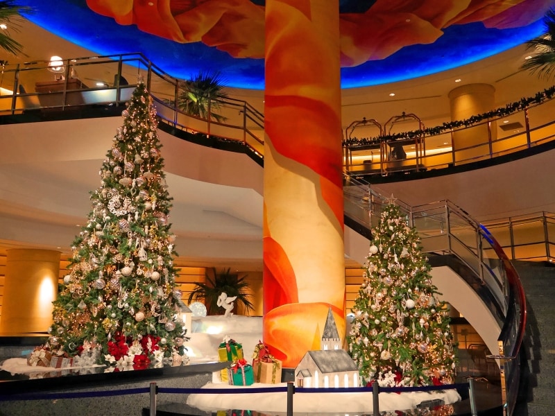 横浜ベイホテル東急のロビーでは大小2本のツリーが輝きます(2017年11月12日撮影)
