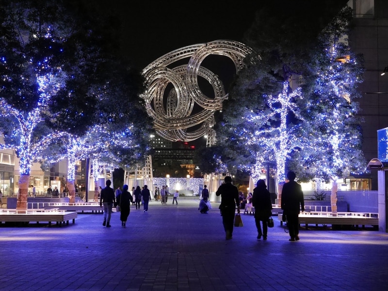 2017年はランドマークプラザとクイーンズスクエア横浜間の「ヨーヨー広場」にもイルミネーションが拡大(2017年11月7日撮影)