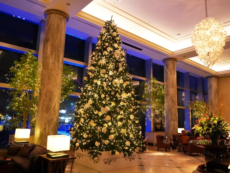 ホテル棟1階ロビーに高さ約6mのラグジュアリーなツリーが登場(2017年11月7日撮影)