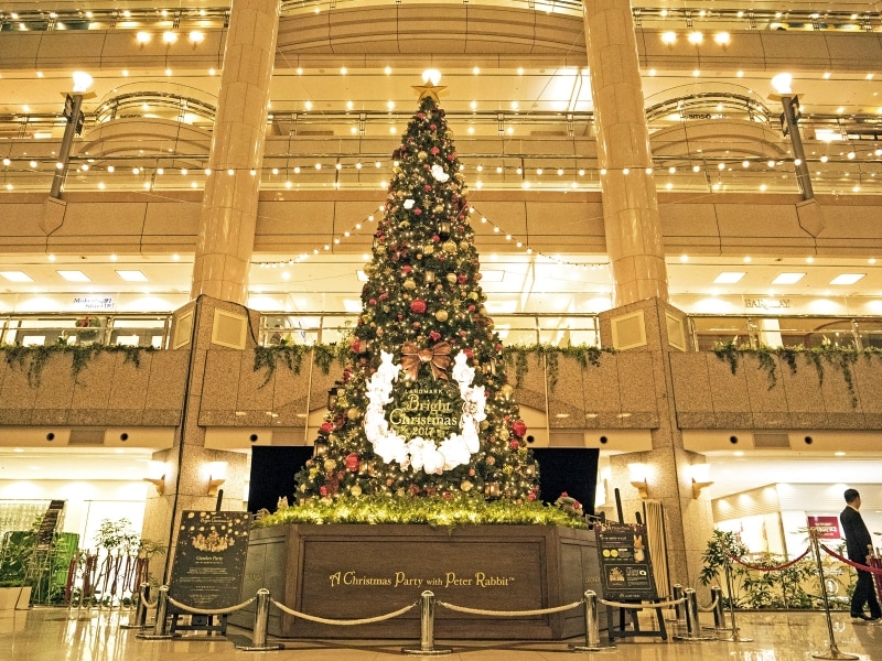 高さ約8mのツリーのテーマは「ピーターラビット」。11:00から30分ごとに音楽とともにツリーが点滅するライトアップが開催されます(2017年11月7日撮影)