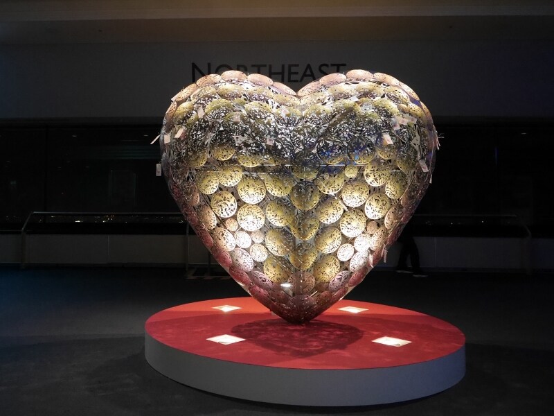 『LOVERS PROJECT』メインオブジェ総純チタン製。愛の願いが天高く舞い上がり成就するように、背面に天使の羽が象ってあります(2017年11月7日撮影)