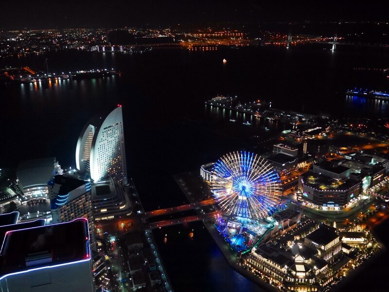 眼下に広がる横浜の夜景もきらめきます(2017年11月7日撮影)