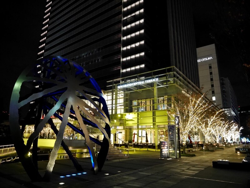 ゴールドに輝くMMテラス前の並木イルミネーション(2017年11月12日撮影)