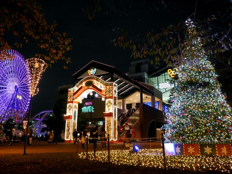 汽車道側正面ゲートと運河パークでは、デンマークのチボリ公園をイメージした、心温まるイルミネーションが展開(2017年11月12日撮影)