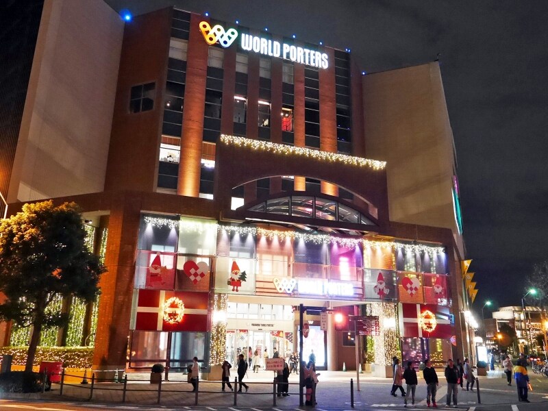 観覧車側ゲートには、デンマークの国旗とハートのオーナメントがファンタジーな世界観を演出(2017年11月12日撮影)