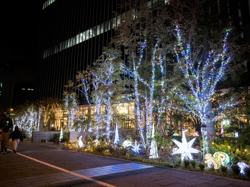 2017年6月にグランドオープンした「横浜野村ビル」。動物たちがお出迎えするにぎやかなイルミネーションが点灯(2017年11月12日撮影)