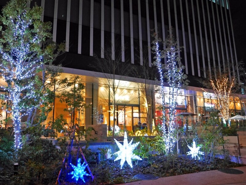 レストランで食事しながらイルミネーションを眺めては(2017年11月12日撮影)