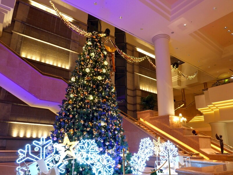 1階ロビーのクリスマスツリーは約6m!(2017年11月19日撮影)