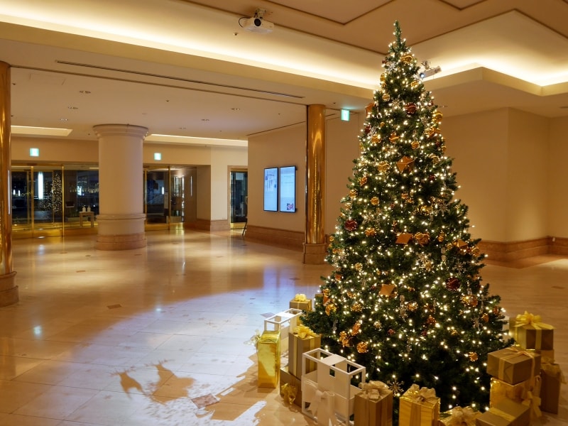 2階ロビーのツリーの周りをトナカイのそりに乗ったサンタクロースが飛び回るライトアップも(2017年11月19日撮影)