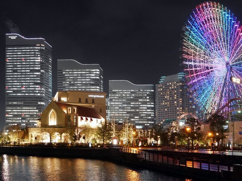 海沿いのプロムナードに、約6万球のLED電球を使用したイルミネーションの並木が続く、アニヴェルセル みなとみらい横浜(2017年11月22日撮影)