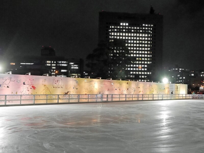 テーマは「氷上戯画」。平安・鎌倉時代に描かれた鳥獣戯画のように擬人化された動物たちと一緒にスケートが楽しめます(2017年12月1日撮影)