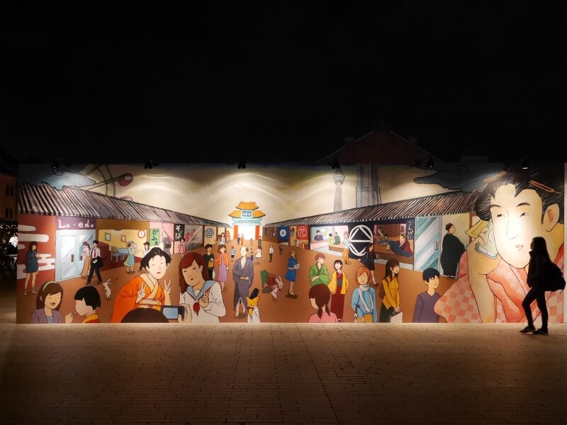 横浜赤レンガ倉庫には外国の方も多く訪れることから、外壁は浮世絵をモチーフにしたとのこと。昔の人と現代の人が混在しています(2017年12月1日撮影)