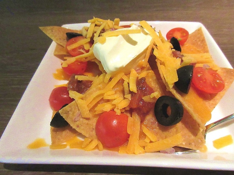 ホットチリ ナチョス トルティーヤチップスにサワークリーム トマト チリソース ブラックオリーブ