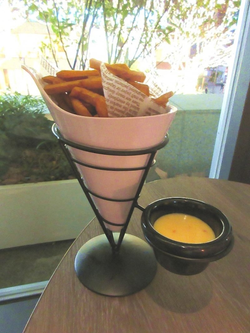 スィートポテトフリット スィートチリディップとスモークベーコン風味のディップ