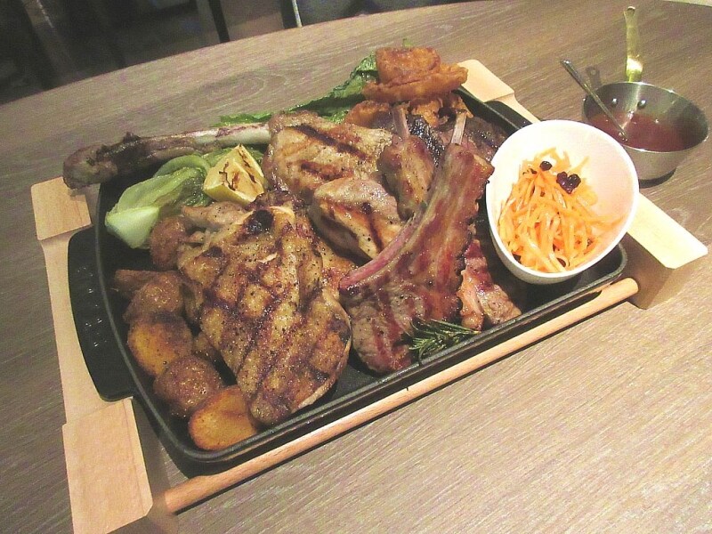 グリルミートの盛り合わせプレート チキン2種 ポーク ハンガーステーキ