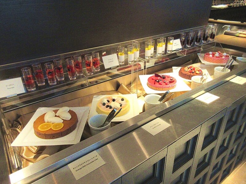 デザートのブッフェ台