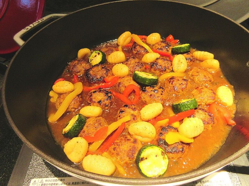 仔羊のハンバーグ パプリカ添え スパイシーソース かぼちゃのニョッキ