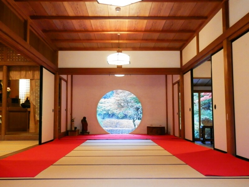 丸窓から望む庭園