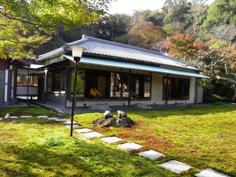 谷戸に包まれた長寿寺のお堂