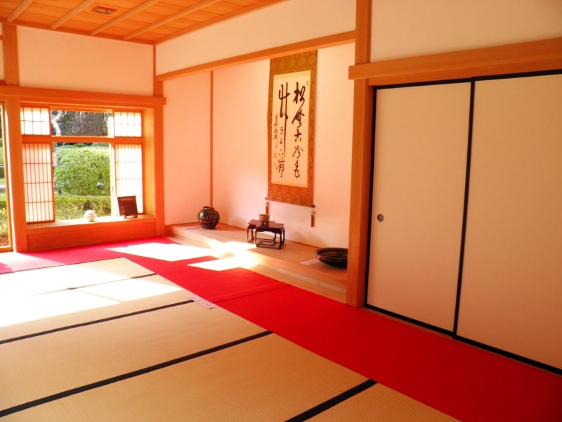 長寿寺の赤い毛氈が敷かれた堂内