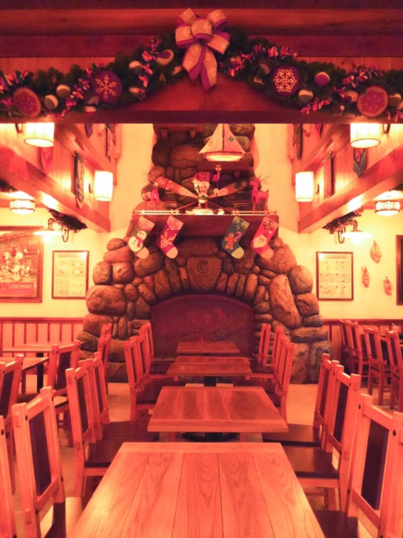 クリスマス仕様となったキャンプ・ウッドチャック・キッチン