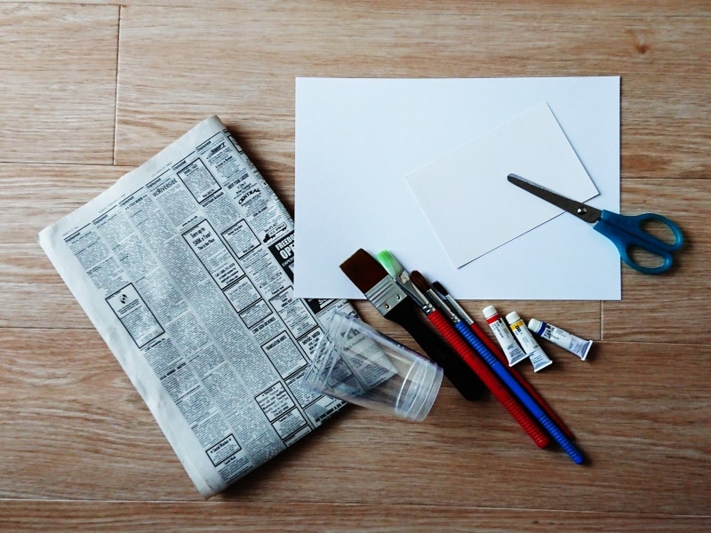 にじみ絵の材料、今回ハガキ、画用紙、水彩紙を用意