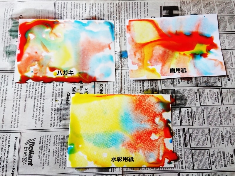 ハガキは絵の具を弾いてしまうのがわかる