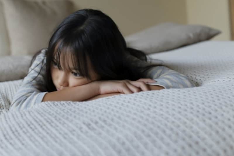 親から距離を置き、急に一人でふさぎこんだりと、反抗期には子供自身も不安や葛藤を抱えます