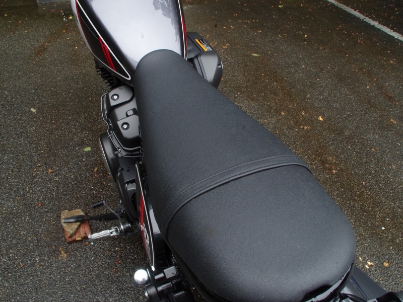 SCR950のシート。シート高は大幅に高くなった