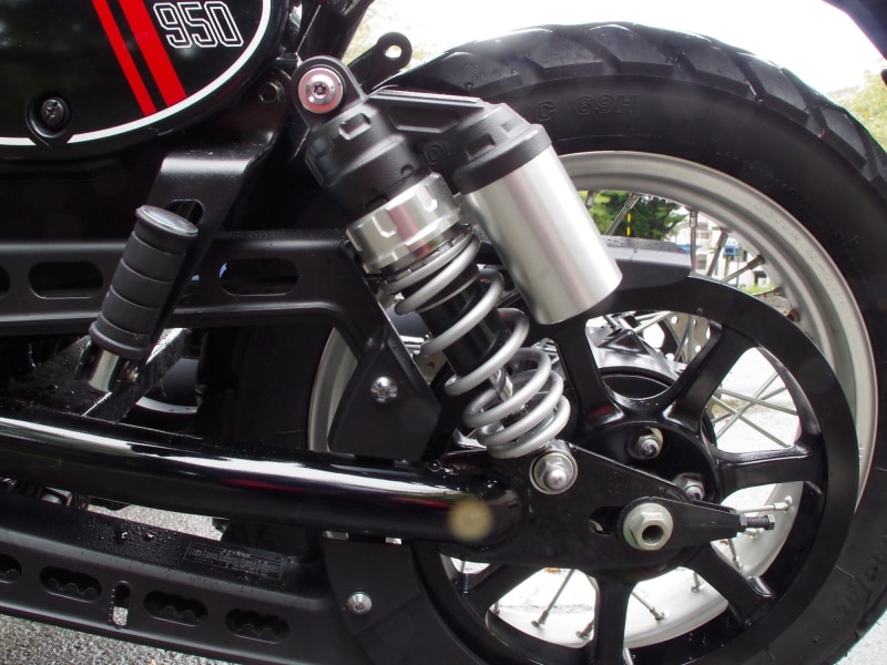 SCR950のサスペンションの長さはBOLTと変わらない