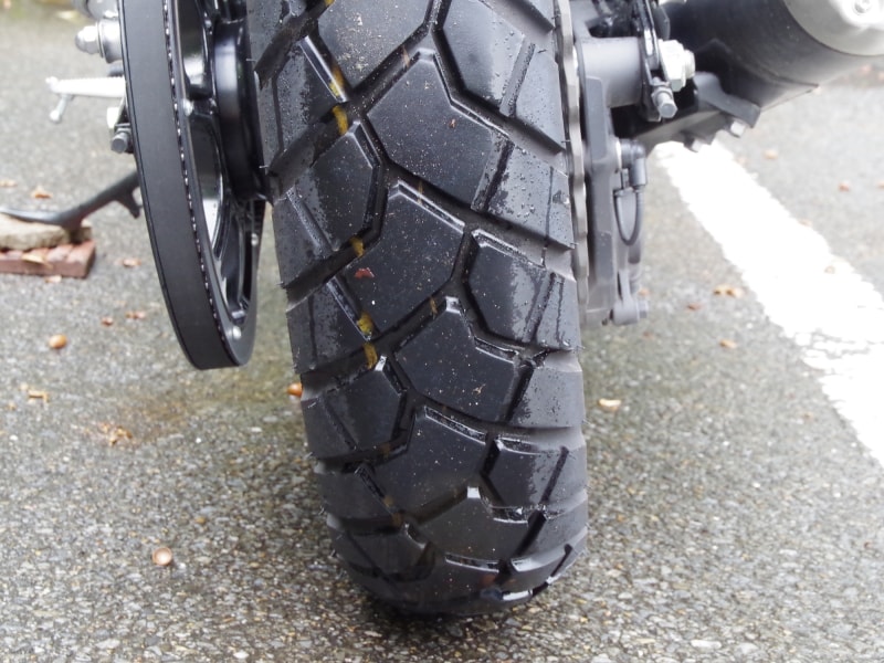 SCR950のタイヤパターンは本格的なオフロード向けではないが、砂利道ぐらいなら走れそう