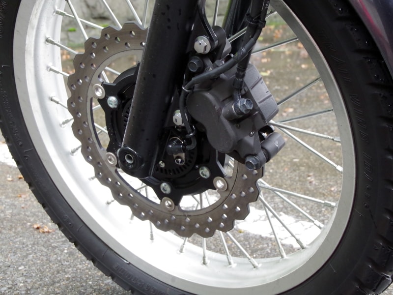 前後ブレーキはシンプルなシングルディスクブレーキ