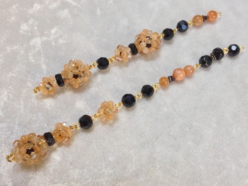 ビーズのパーツをピンでつなぐ