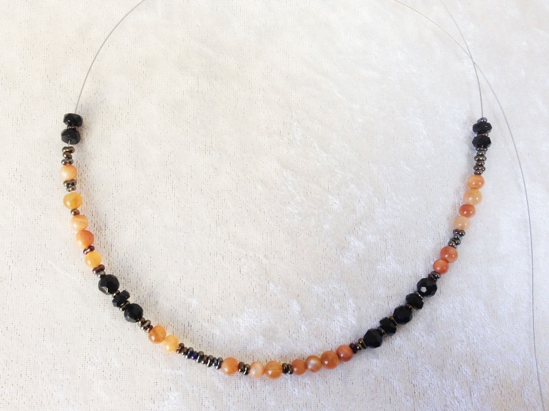 ナイロンコートワイヤーをビーズに通す