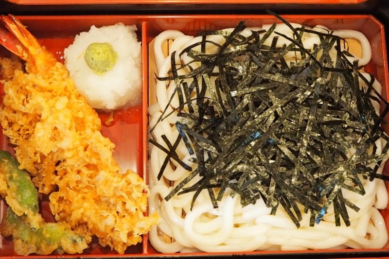 エビ天、しし唐がついている