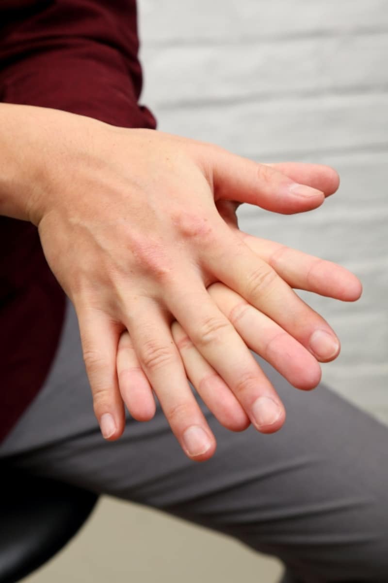 指の間にワックス