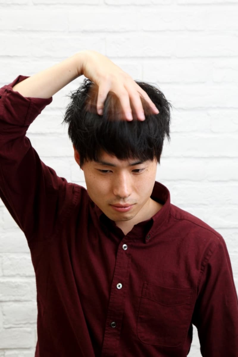 髪をバサバサ動かす