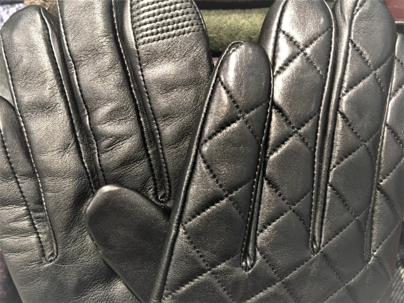 キルティングデザインが特徴的なオールレザーのグローブ。手の込んだデザインで遊び心を発揮！ツープライススーツ量販店でアンダー1万円。同じデザインでも迷ったらタイトなサイズを選ぶ。