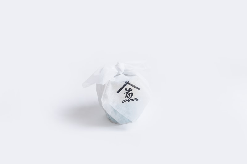 煎茶堂東京のオリジナル風呂敷に包んで