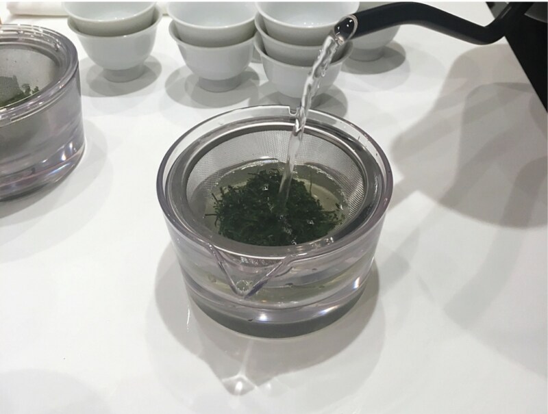 煎茶堂東京のオリジナル透明急須は、使い方は普通の急須とまったく同じ